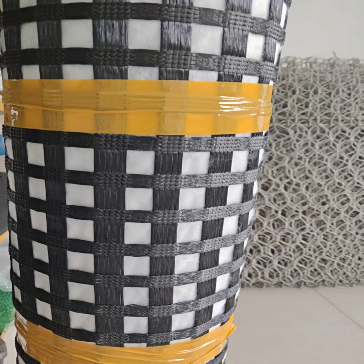 Geocomposite of Polyester Geogrid and Nonwoven Geotextile Geocomposite of Polyester Geogrid and Nonwoven Geotextile